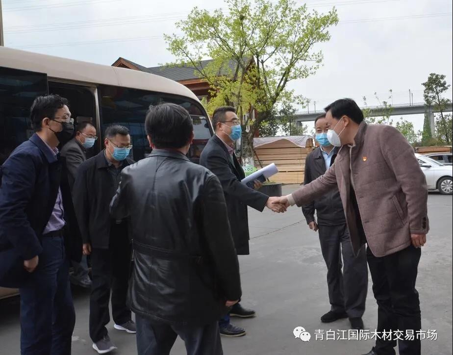 【中心動(dòng)態(tài)】四川省供銷社黨組成員、副主任向益?zhèn)ヒ恍猩W臨我中心參觀調(diào)研